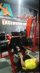 François à la press avec ses jambes de poulet