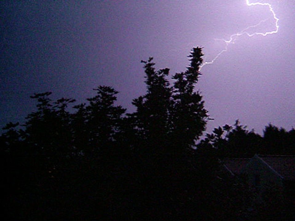 Magnifique éclair au dessus de Villeneuve d'Ascq le 22 07 2006 vers 22H10