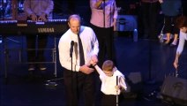 Aveugle et autiste, ce petit garçon donne des frissons lorsqu'il monte sur scène !