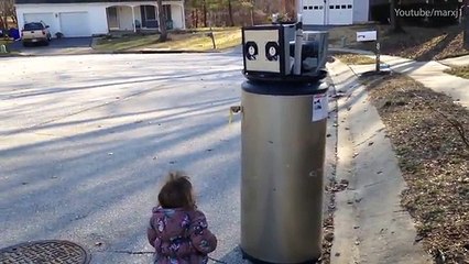 Moment a little American girl meets her first robot _ Daily Mail Online