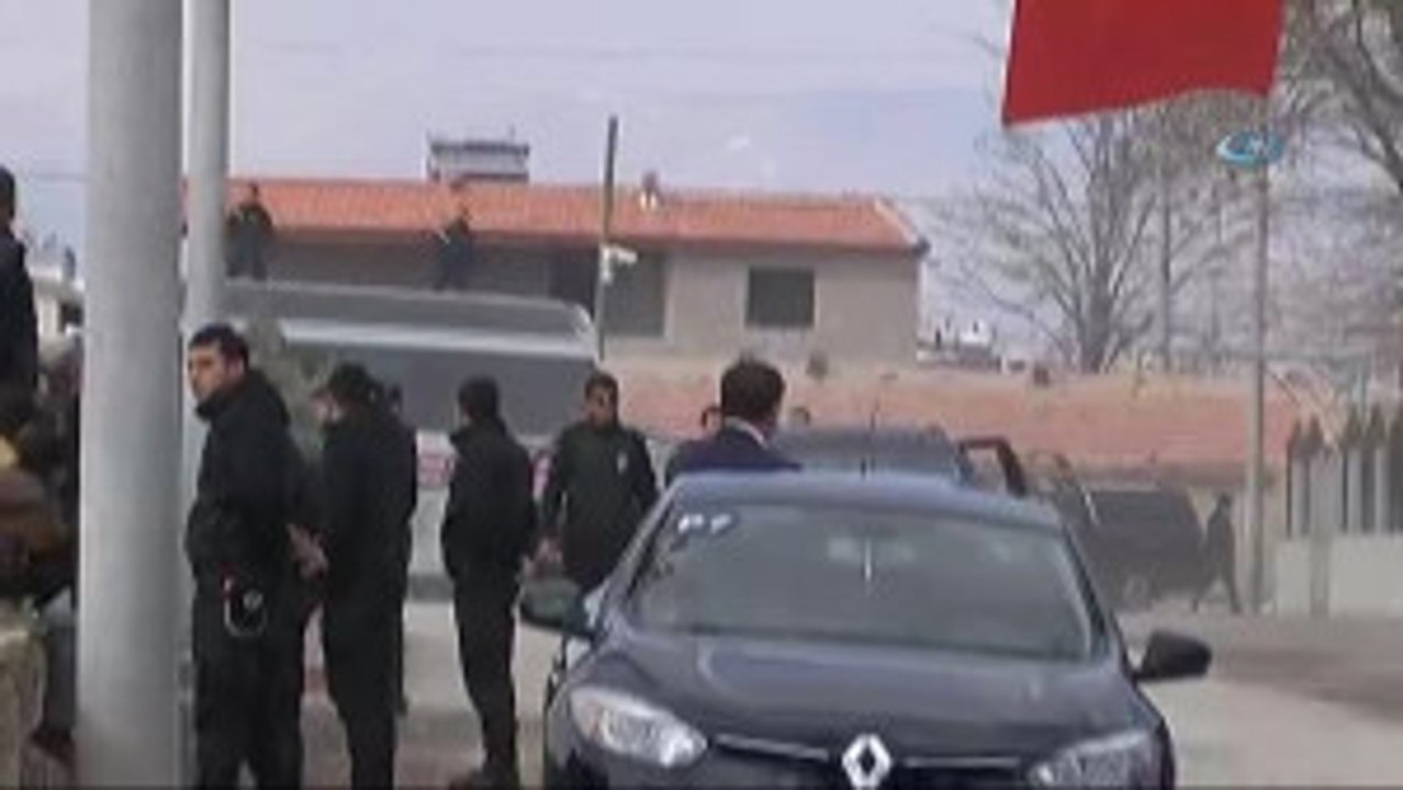 Başbakan Yıldırım, Kahraman Şehit Ömer Halisdemir'in Kabrini Ziyaret Etti