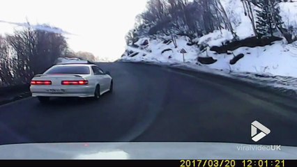 Terrible accident de voiture sur une route glissante