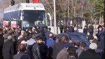 Başbakan Yıldırım, Şehit Ömer Halisdemir'in Kabrini Ziyaret Etti