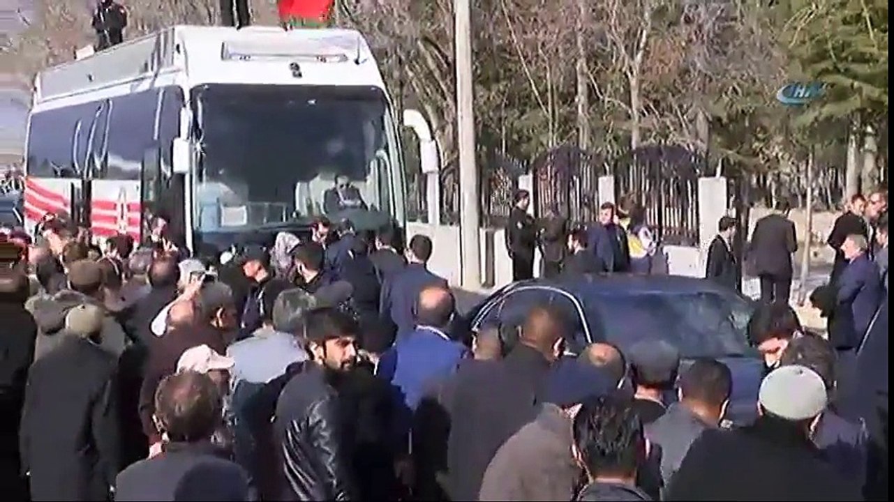 Başbakan Yıldırım, Şehit Ömer Halisdemir'in Kabrini Ziyaret Etti