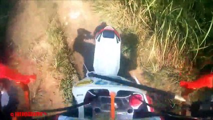 Un gars à poil saute sur un motard et l'agresse... WTF???