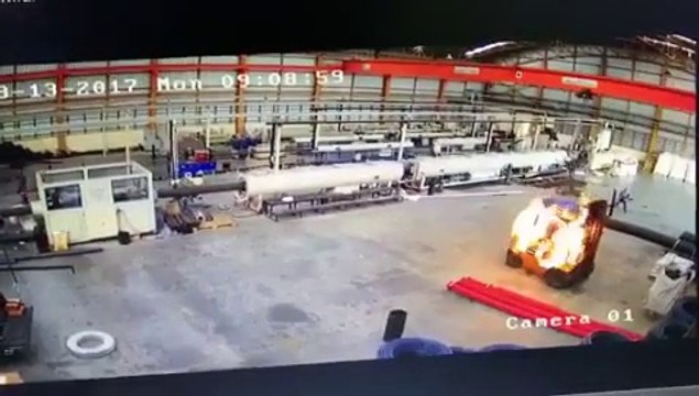 Grosse frayeur pour cet ouvrier : son transpalette prend feu.. Incroyable