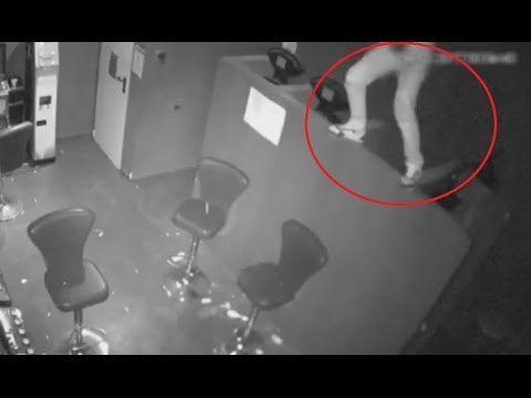 Torino - Ladri acrobati entrano in un centro scommesse (28.03.17)