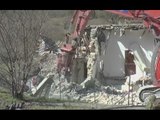 Visso (MC) - Terremoto, demolizione casa a Villa Sant'Antonio (28.03.17)