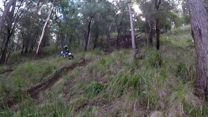 Motocross : Ce Motard reçoit une pierre et s'est mis KO