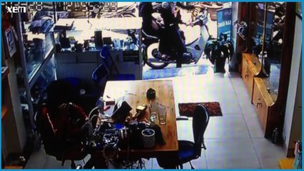 2 thanh niên cướp iPad táo tợn trong cửa hàng điện thoại