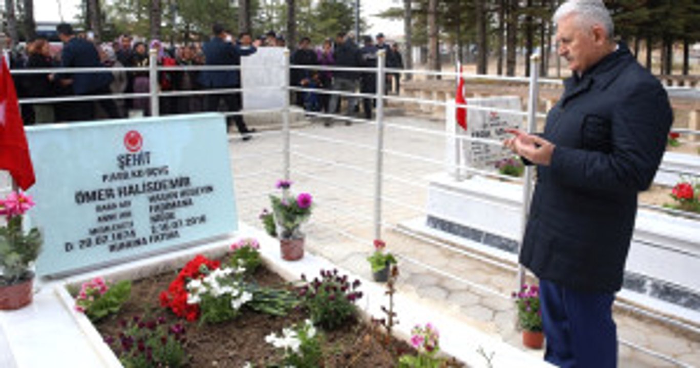 Başbakan Yıldırım, Şehit Halisdemir'in Mezarını Ziyaret Etti