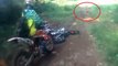 Mystère en Indonésie : Un homme nu attaque un motard et disparait dans la forêt !