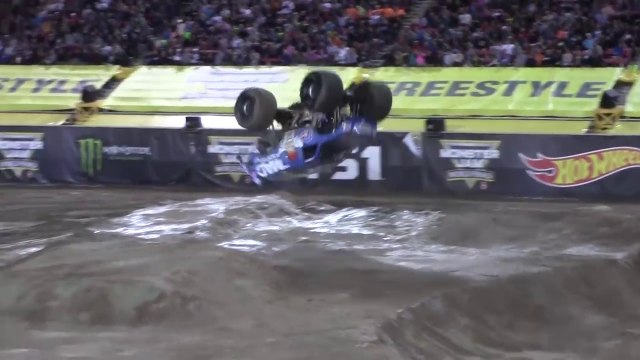 Premier front flip avec un Monster Truck: impressionnant !