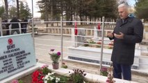 Başbakan Binali Yıldırım, Kahraman Şehit Ömer Halisdemir'in Kabrini Ziyaret Etti