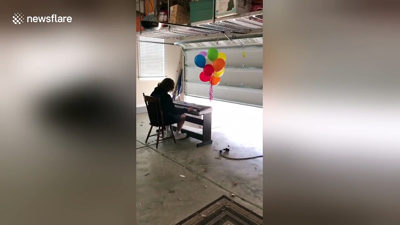 Man performs surprise piano piece for prom prop...
