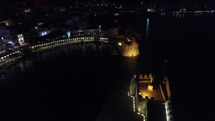 Το λιμάνι της Ναυπάκτου φωτισμένο