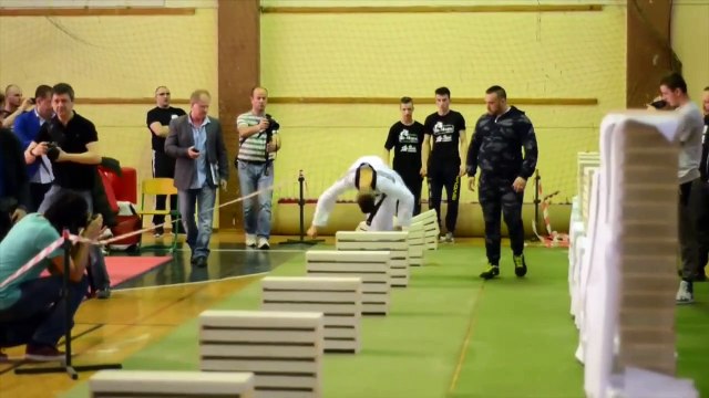 Ce jeune va casser 111 briques avec sa tête en 35 secondes