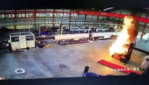 Grosse frayeur pour cet ouvrier  son transpalette prend feu