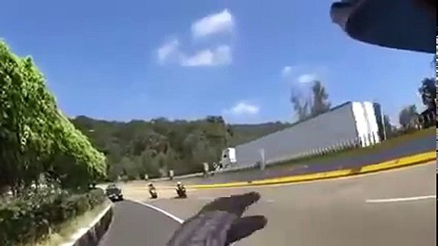 Si schianta sul guardrail finendo nella corsia opposta. La moto va in mille pezzi, e lui...