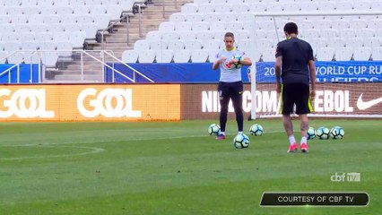 Neymar enchaine les coup-francs à l'entraînement !
