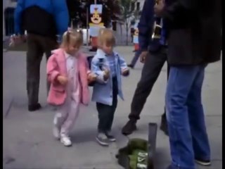 Payer un musicien noir avec du poulet.. Racisme des séries en 1990