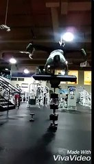 Download Video: Pompes verticales sur une boule de Gym en équilibre !