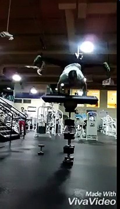 Pompes verticales sur une boule de Gym en équilibre !