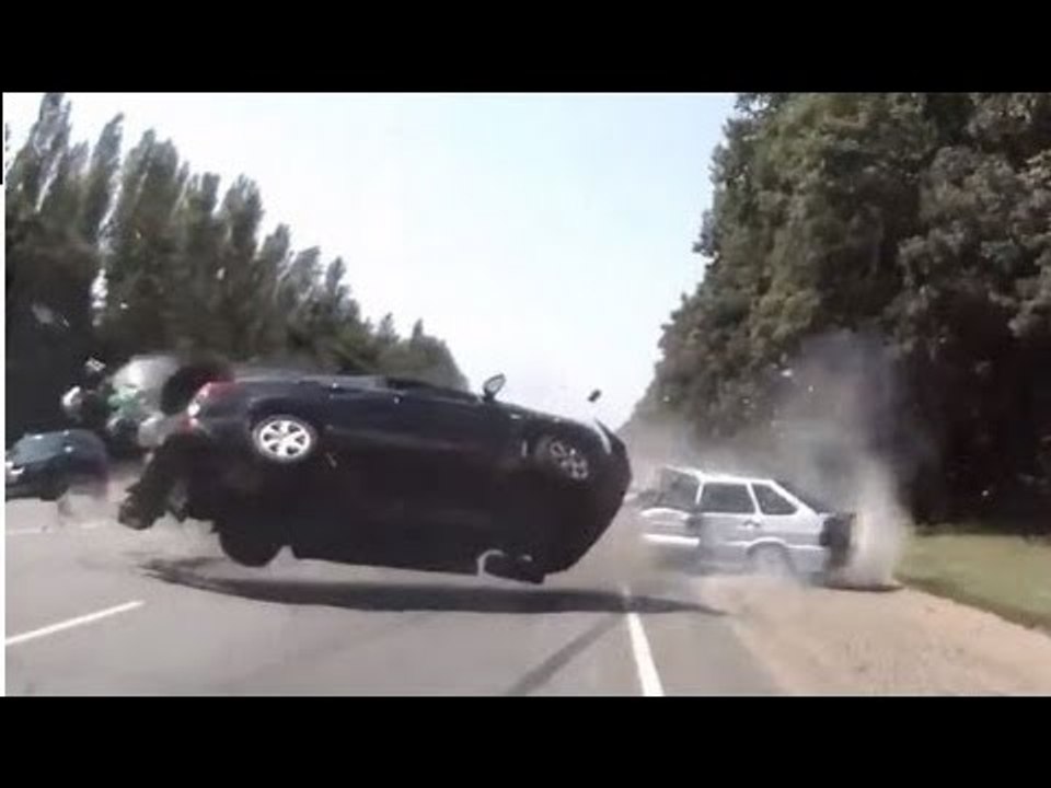 Car Crashes-Shocking dash camera HD #205