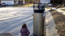 Une petite fille rencontre un « robot »