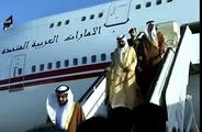 لحظة سقوط حاكم دبي من فوق سلم الطائرة في الأردن