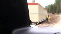 Un ouvrier surpris par un Ours sur un chantier
