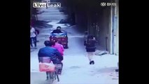 Sokakta Yürüyen Kızın İç Çamaşırını Çalmak - Çin