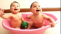 Twin Baby Bathtime - Babies discover the Bath for the first time_HIGH