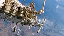 Astronauta tenta relatar avistamento de ÓVNIS e desmaia  (legendado)