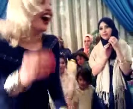 ‫رقص بنت مصرية في فرح - رقص افراح شعبية - رقص بنات في افراح الشوارع - رقص بنات في فرح 2014‬