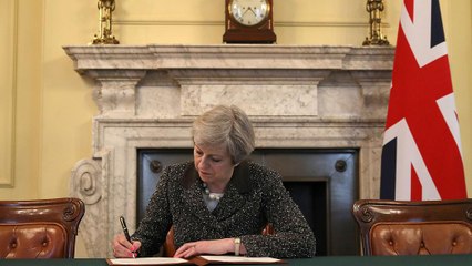 Al via la Brexit, May firma la lettera per Bruxelles: “Momento storico”