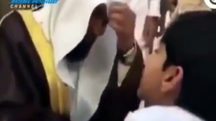 Bikin Merinding! Imam Masjidil Haram Memeluk Anak Difabel Selesai Sholat