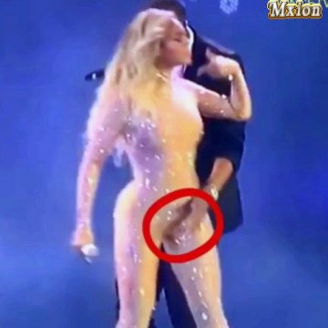 Beyoncé Let It Grab The Toto Of JAY Z In Full Concert 2017