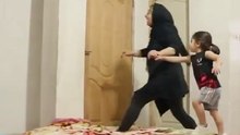 Aksi Bocah Perempuan Jago Panjat Dinding