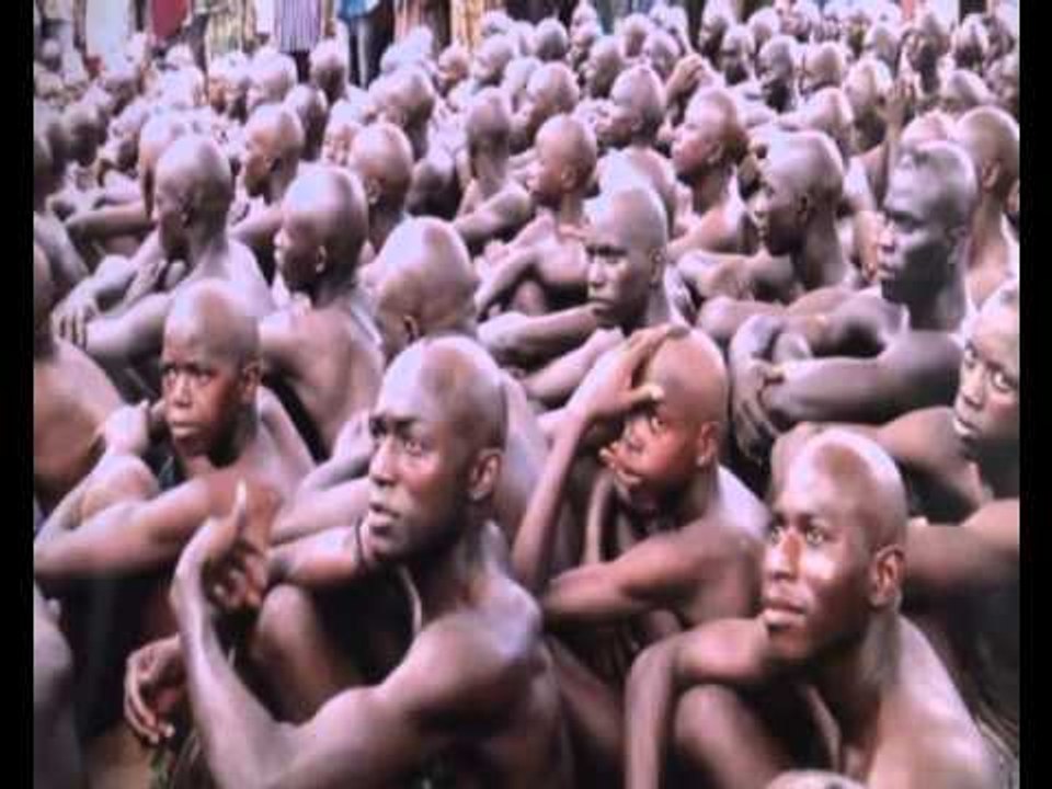 Bel exposition sur les cérémonies d'entrées au bois sacré en milieu diola intitulées « Boukhout »