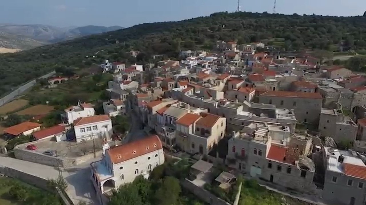 Τελευταίος σταθμός στα Πατρικά. Η εκκλησία και το "Σχολείο" του χωριού 02-04-16 2