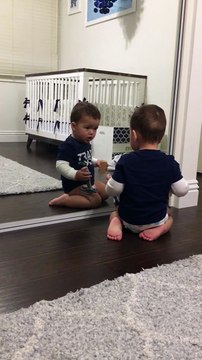 Ce gamin tombe amoureux de son reflet... Adorable