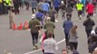 Un marathonien aide une jeune femme à bout de force à finir la course
