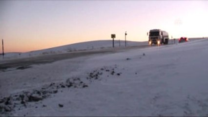 Ardahan'da Ulaşıma Kar ve Tipi Engeli