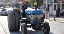 Traktörünün Devrilmesini Önlemek İsteyen Çiftçi, İki Arka Tekerlek Daha Ekledi