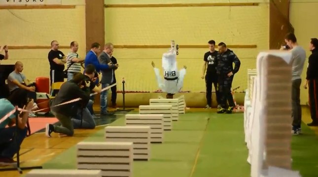 Un jeune détruit 111 briques avec sa tête.