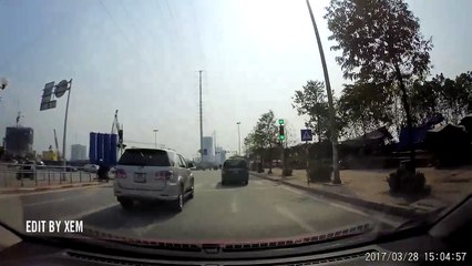 Xe tải phóng nhanh, đâm ngã xe máy rồi bỏ chạy