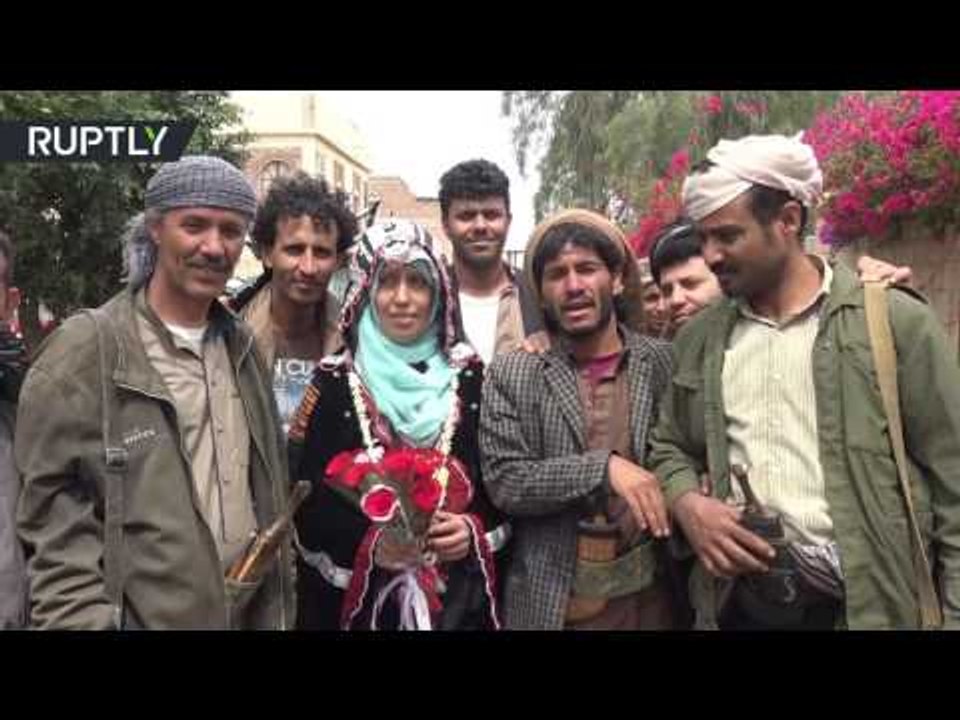 'Long live peace, long live love': Yemeni activist hands out Valentine's Day roses in Sanaa