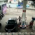 Instant Karma pour ce voleur casqué en scooter dans une station service