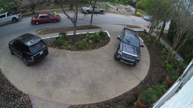 Un ouvrier saute sur le capot d'une voiture pour récupérer la visseuse que l'on vient de lui voler